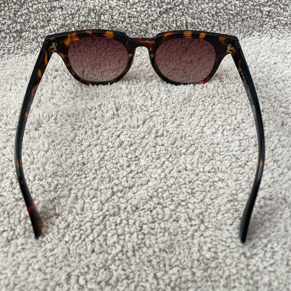 Universal Thread Tortoise Shell Sunglasses - Picture 3 of 5